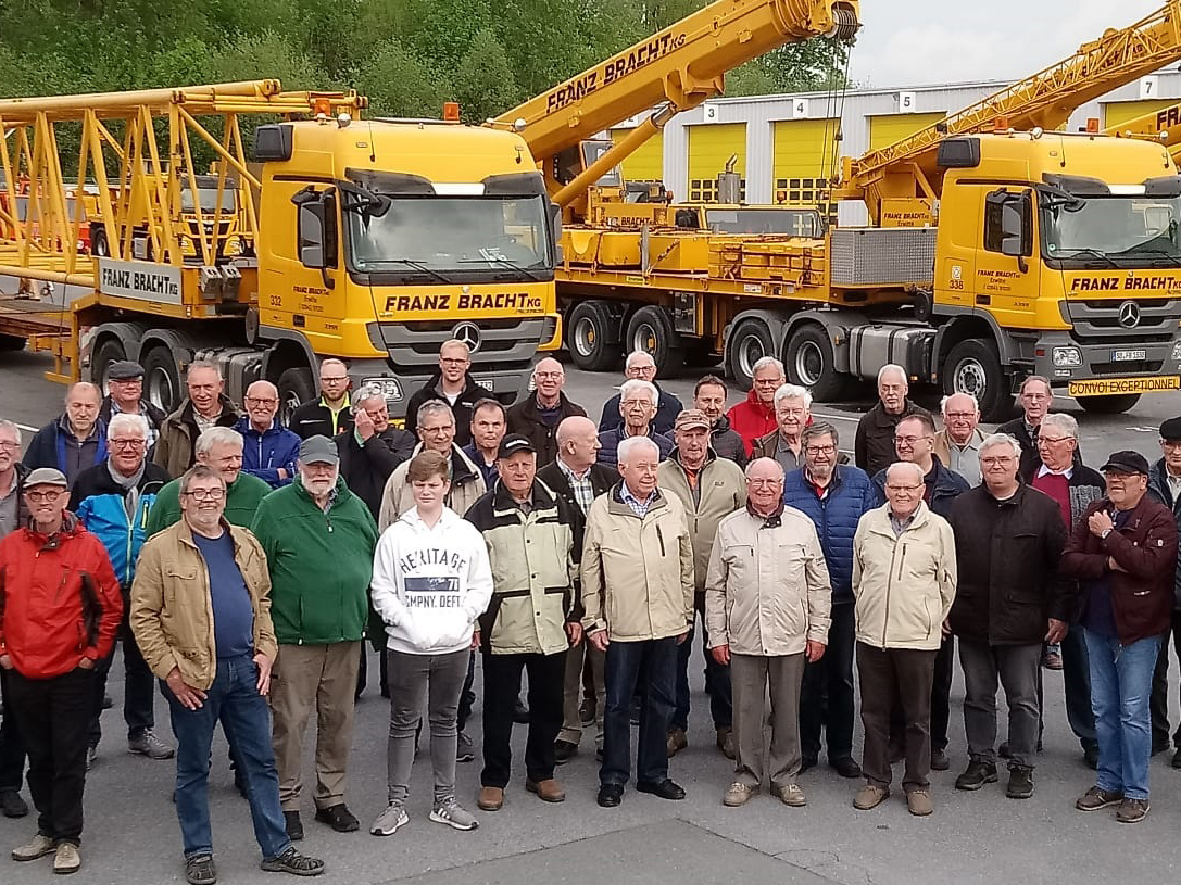 Senioren besichtigen Kranvermietung Franz-Bracht